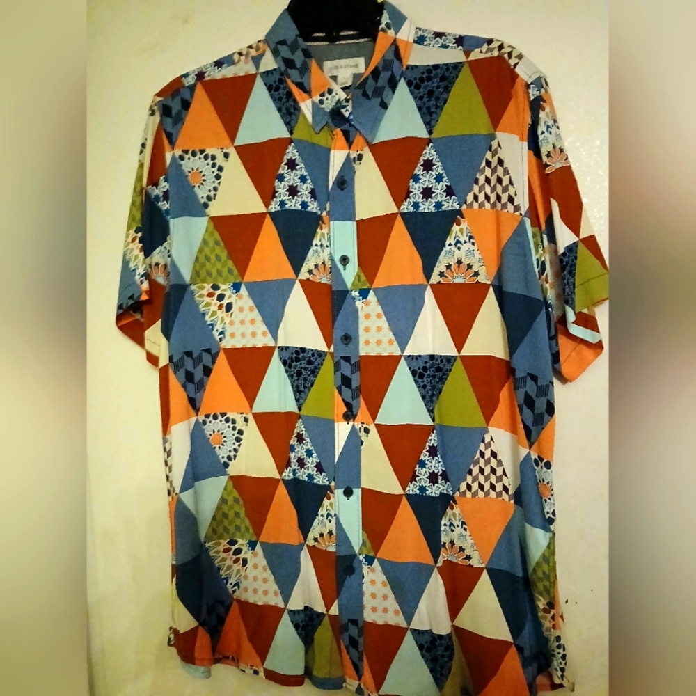 NWT..SUN & STONE MOSAIC BLUE COMBO SHORT SLEEVE BUTTON DOWN  SHIRT..MEN'S SZ.LG.